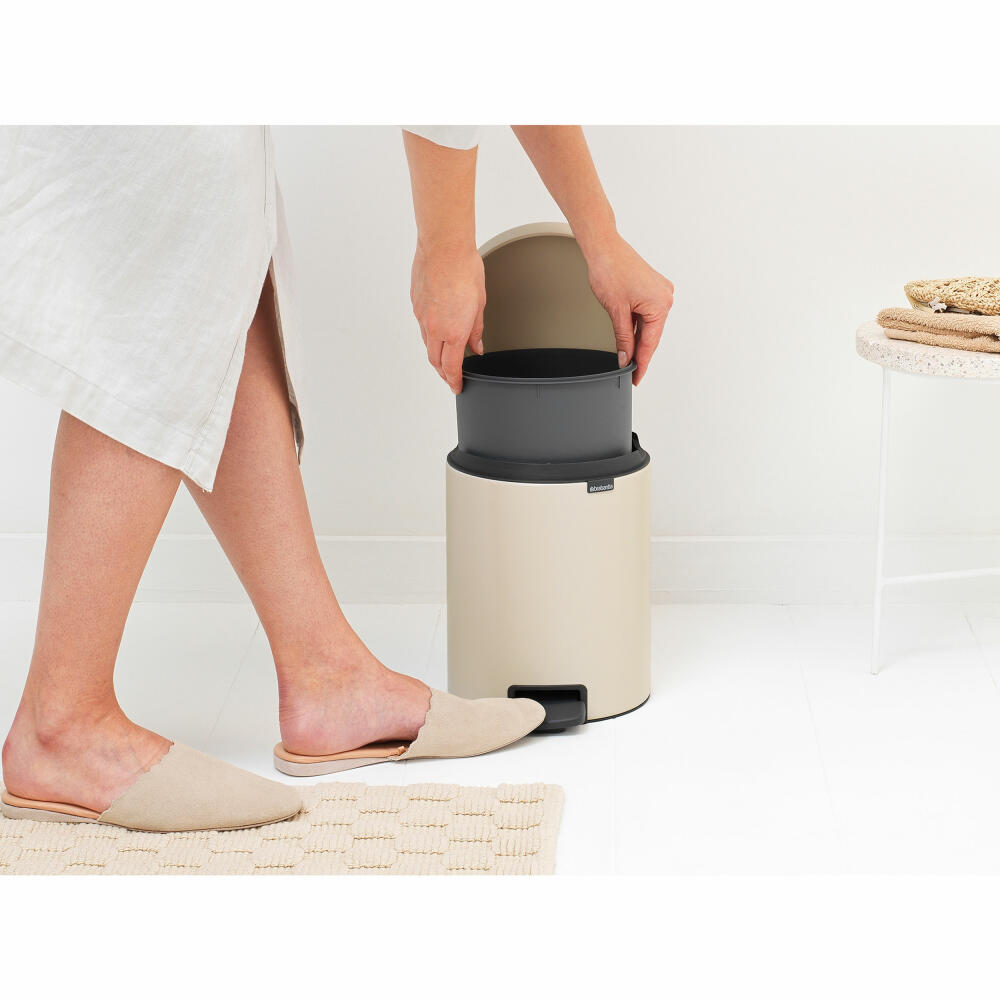 Brabantia Treteimer NewIcon, Abfalleimer, Mülleimer, Stahl, Soft Beige, 5 L, 149900