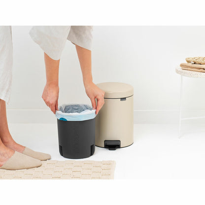 Brabantia Treteimer NewIcon, Abfalleimer, Mülleimer, Stahl, Soft Beige, 5 L, 149900