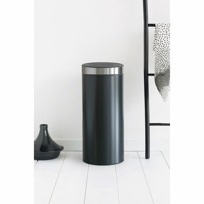 Brabantia Mülleimer Touch Bin New, Abfalleimer, Müllbehälter, Stahl, Matt Black / Silber, 30 L, 115448